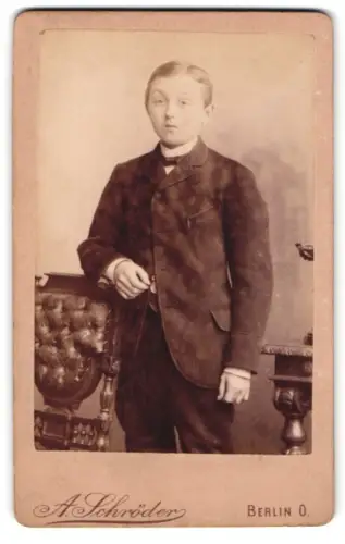 Fotografie A. Schröder, Berlin O., Gr. Frankfurterstr. 117, Porträt eines Jungen im Anzug