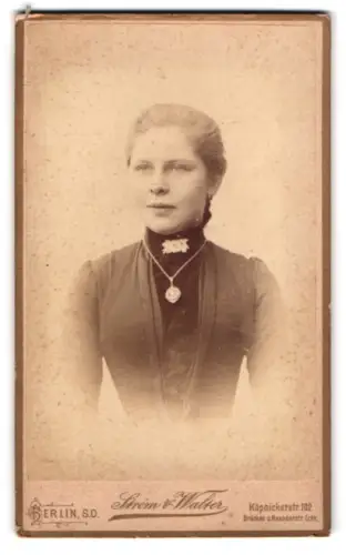Fotografie Ström & Walter, Berlin, Köpenickerstrasse 102, Porträt einer Dame mit Halskette