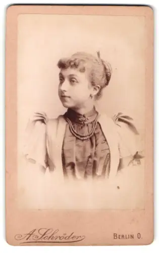 Fotografie A. Schröder, Berlin, Gr. Frankfurterstr. 117, Porträt einer jungen Frau