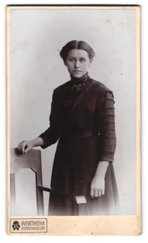 Fotografie Wertheim, Berlin, Rosenthaler Strasse 32, Porträt einer jungen Frau