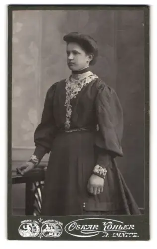 Fotografie Oskar Köhler, Chemnitz, Johannisplatz 16, Frau in elegantem Kleid