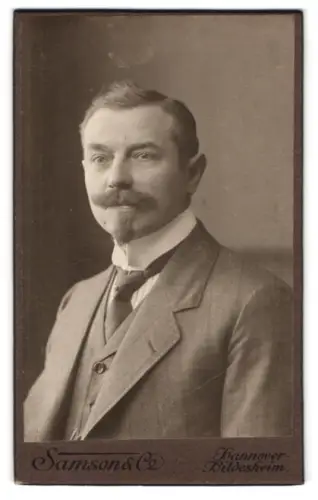 Fotografie Samson & Co, Hannover, Ernst Augustplatz 5, Porträt eines Herren mit Schnurrbart