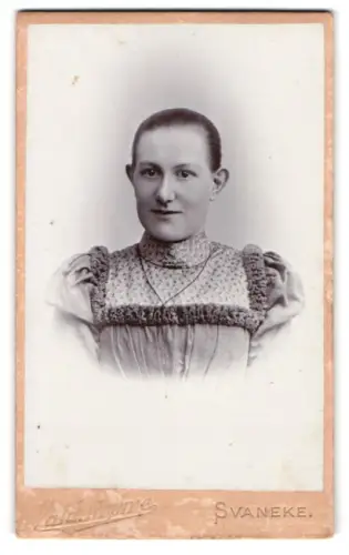 Fotografie Vald Myhre, Svaneke, Elegante Dame im Porträt
