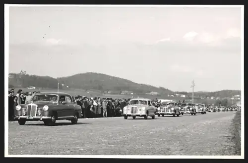Fotografie R. Schleiss, Salzburg, Ansicht Salzburg-Liefering, Auto Mercedes-Benz W 120 Ponton im Gänsemarsch