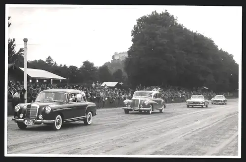 Fotografie R. Schleiss, Salzburg, Ansicht Salzburg-Liefering, Auto Mercedes-Benz W 120 Ponton, Adenauer Benz & SL Cabrio