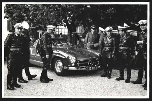 Fotografie unbekannter Fotograf, Ansicht Salzburg, Polizei bestaunt Auto Mercedes Benz 300 SL Flügeltürer