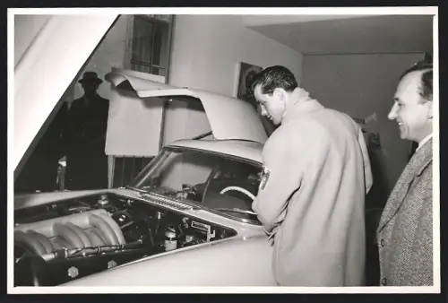 Fotografie Sturm, Salzburg, Auto Mercedes Benz 300 SL Flügeltürer, Polizist betrachtet den Motorraum