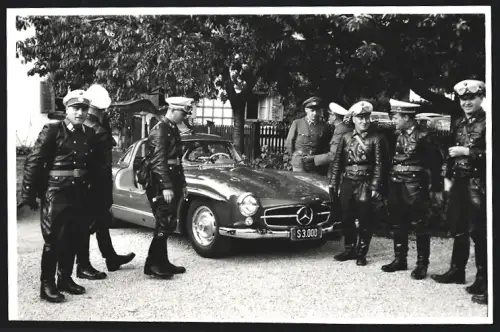 Fotografie unbekannter Fotograf, Ansicht Salzburg, Polizei begutachtet Auto Mercedes Benz 300 SL Flügeltürer, Werkfoto