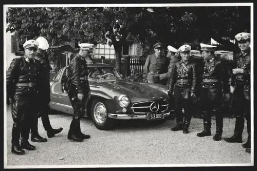 Fotografie unbekannter Fotograf, Ansicht Salzburg, Polizei und Auto Mercedes Benz 300 SL Flügeltürer, Werkfoto