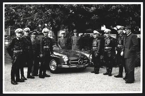 Fotografie unbekannter Fotograf, Ansicht Salzburg, Polizei posiert mit Auto Mercedes Benz 300 SL Flügeltürer, Werkfoto