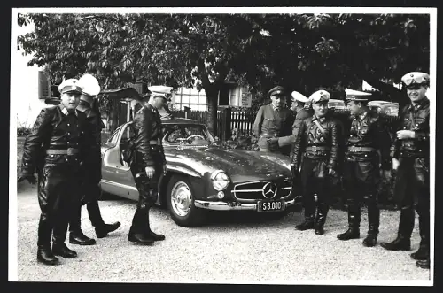 Fotografie unbekannter Fotograf, Ansicht Salzburg, Polizei und Auto Mercedes Benz 300 SL Flügeltürer, Werkfoto