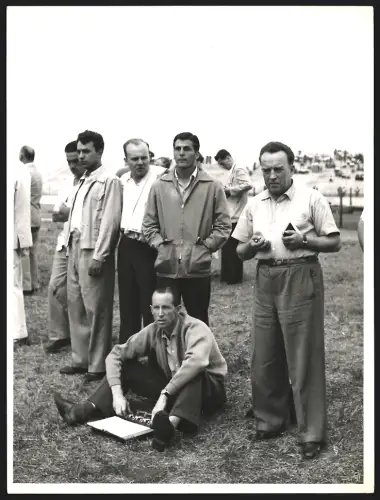 Fotografie Ing. Kosteletzky Leiter der Mercedes Benz Rennabteilung stoppt die Zeiten der Gegner im Training