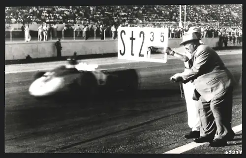 Fotografie Auto-Rennen mit Mercedes Benz W196 R Silberpfeil pilotiert von Juan Manuel Fangio