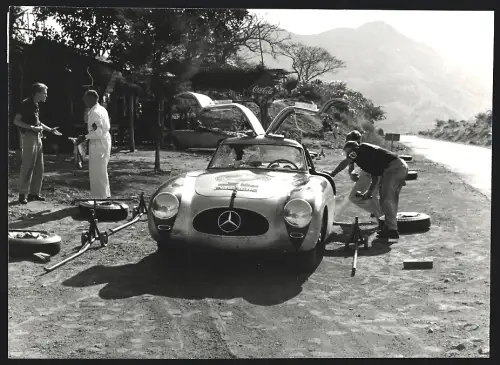 Fotografie Ansicht Mexiko, Rallye Carrera Panamericana, Auto Rennwagen Mercedes Benz 300 SLR W194 nach Crash mit Geier