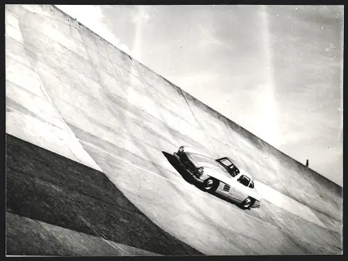 Fotografie Ansicht Berlin, Auto Mercedes-Benz 300 SL (W 198) in der AVUS - Steilkurve