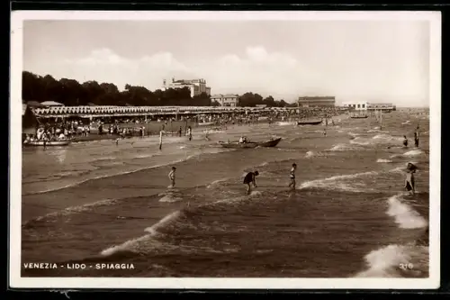 AK Venezia /Lido, Spiaggia affollata con bagnanti nel mare