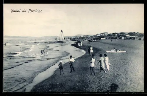 AK Riccione, Spiaggia con bagnanti e vela al tramonto