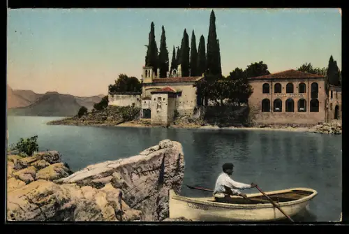 AK Punta di San Vigilio /Lago di Garda, Vista con barca a remi e edifici storici sullo sfondo