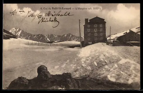 AK Petit-Saint-Bernard, Col du Petit-St-Bernard, L`Hospice innevato con montagne sullo sfondo