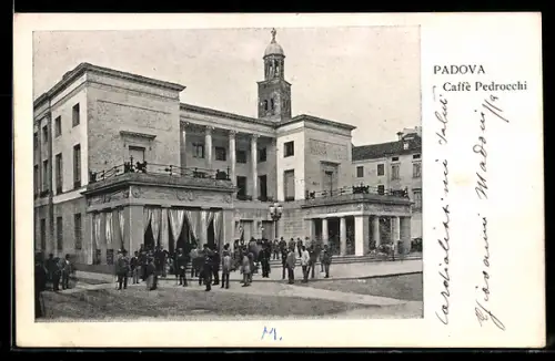 AK Padova, Caffè Pedrocchi con persone all`ingresso