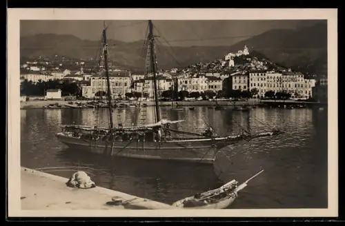 AK San Remo, Il Porto con barca a vela e città sullo sfondo