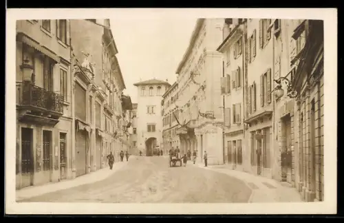 Foto-AK Udine, Vista di una strada storica con edifici e passanti
