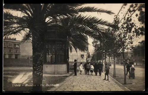 AK Messina, Via Garibaldi con persone e palme