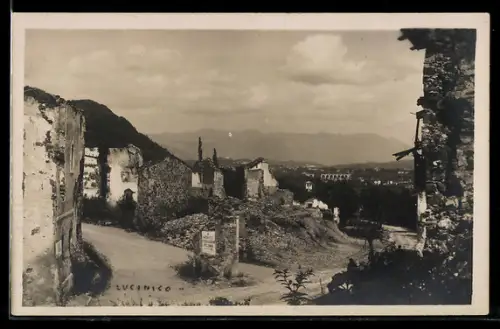 AK Lucinico, Rovine del villaggio con montagne sullo sfondo