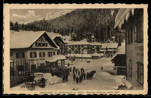 AK Madonna di Campiglio, Grande Albergo delle Alpi in inverno con neve e persone