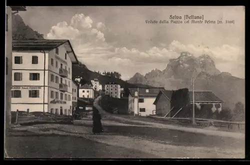 AK Selva /Belluno, Veduta dalla piazza col Monte Pelmo sullo sfondo