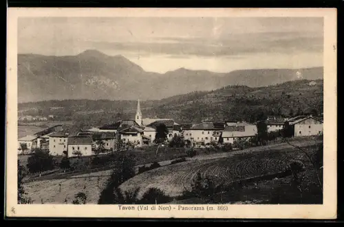 AK Tavon /Val di Non, Panorama del villaggio con montagne sullo sfondo