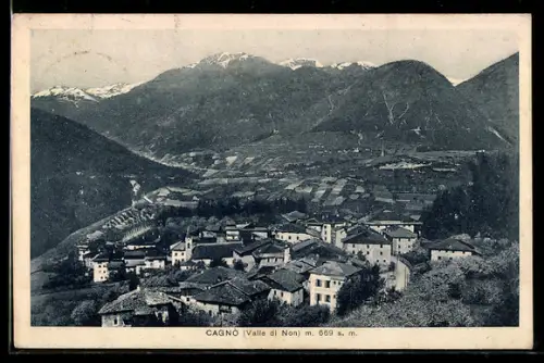 AK Cagnò /Valle di Non, Vista panoramica del paese con montagne sullo sfondo