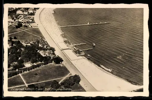 AK Lübeck-Travemünde, Ortspanorama aus dem Flieger gesehen