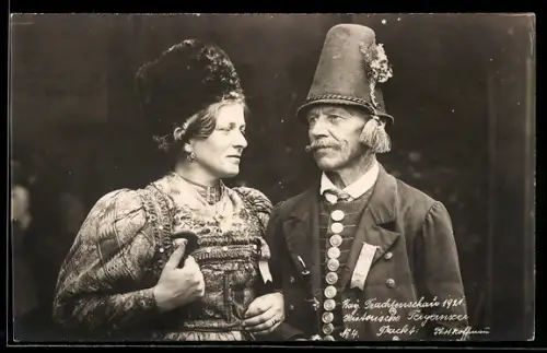 Foto-AK bayerische Tracht, bayerisches Paar auf der bay. Trachtenschau 1921