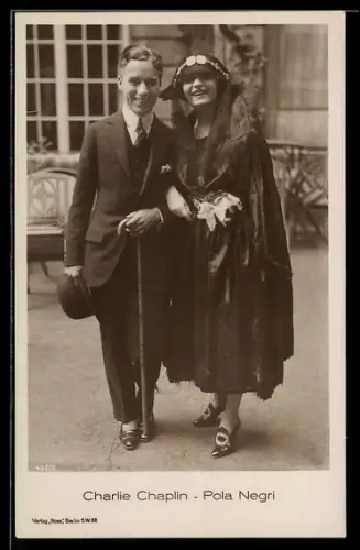 AK Schauspieler Charlie Chaplin mit seiner Kollegin Pola Negri
