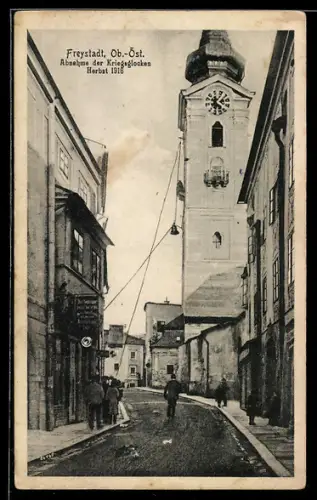 AK Freystadt /Ob. Öst., Strassenansicht mit Kirchturm, Abnahme der Kriegsglocken 1916