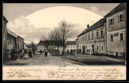 AK Leopoldschlag /Ob.-Oest., Strassenpartie mit Anwohnern