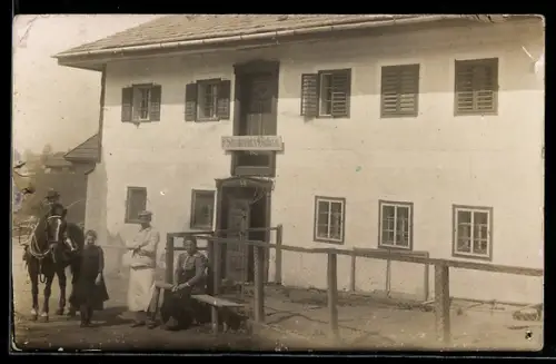 Foto-AK Peterskirchen, F. Schreckeneder`s Bäckerei, Gruppe vor dem Haus