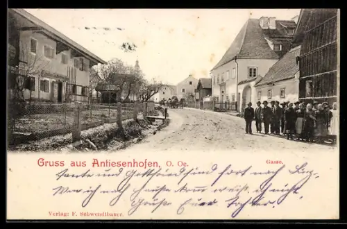 AK Antiesenhofen /O. Ö., Gasse mit Bewohnern des Orts