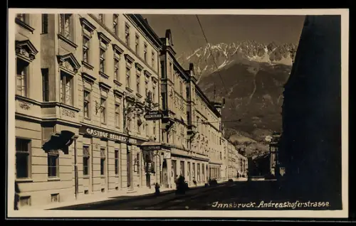 AK Innsbruck, Andreashoferstrasse mit Gasthof Hellenstainer und Ausblick auf die Alpen