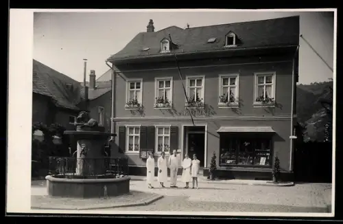 Foto-AK Kaub, Apotheke & Brunnen am Markt
