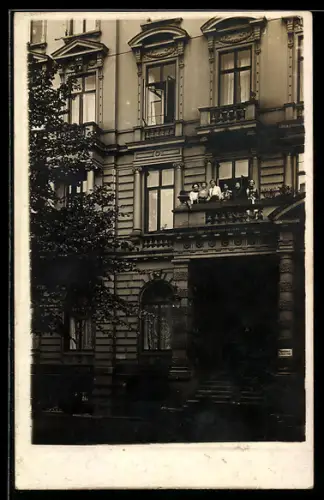Foto-AK Hamburg-Rotherbaum, Pensionat Mütter, Mittelweg 22, Frauen auf dem Balkon, 1914