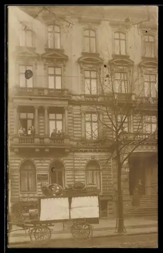 Foto-AK Hamburg-Rotherbaum, Mittelweg 22 mit Gemüsehandlung und Maler M. Mensing, 1910