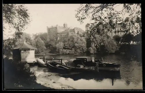 AK Riga, Ruderboote am Ufer vor Stadthäusern