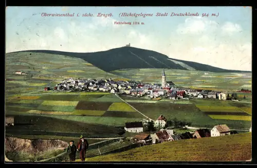 AK Oberwiesenthal, Panorama-Ansicht mit Blick auf den Fichtelberg