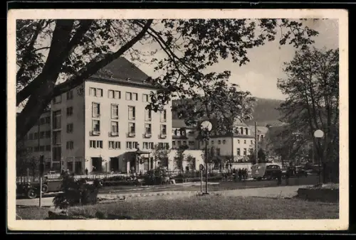 AK Bad Oberschlema, Ortspartie mit Autos und Passanten