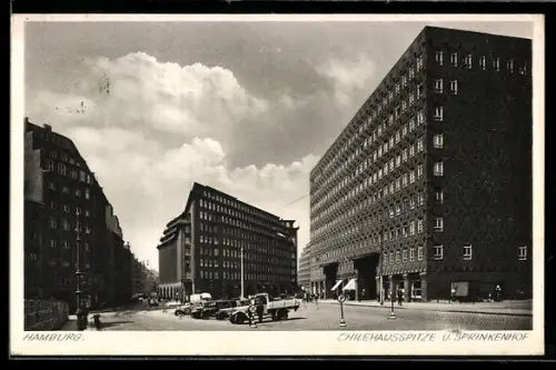 AK Hamburg-Kontorhausviertel, Chinehausspitze u. Sprinkenhof, Aussenansicht mit Passanten