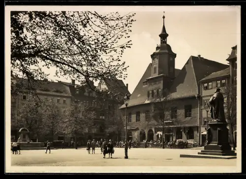 AK Jena, Passanten und Denkmal vor dem Rathaus