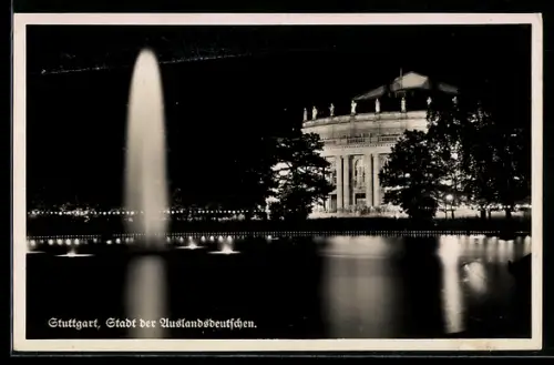 AK Stuttgart, Ortspartie mit Säulengebäude und Fontäne bei Nacht