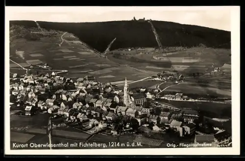 AK Oberwiesenthal, Totalansicht mit Fichtelberg vom Flugzeug aus